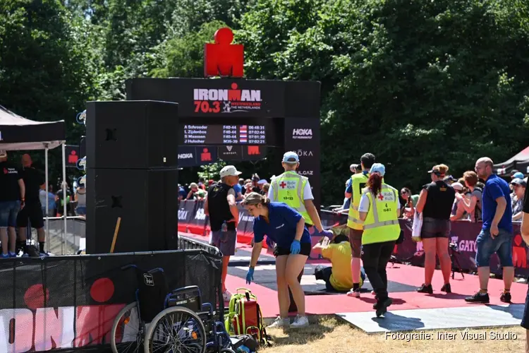 Meerdere personen bevangen door hitte tijdens Ironman Westfriesland. Ambulances rijden af en aan in centrum Hoorn