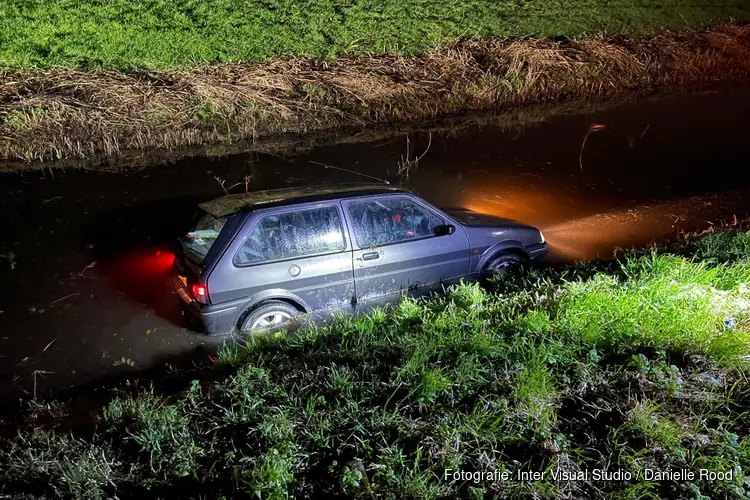 Auto te water in Oosterblokker