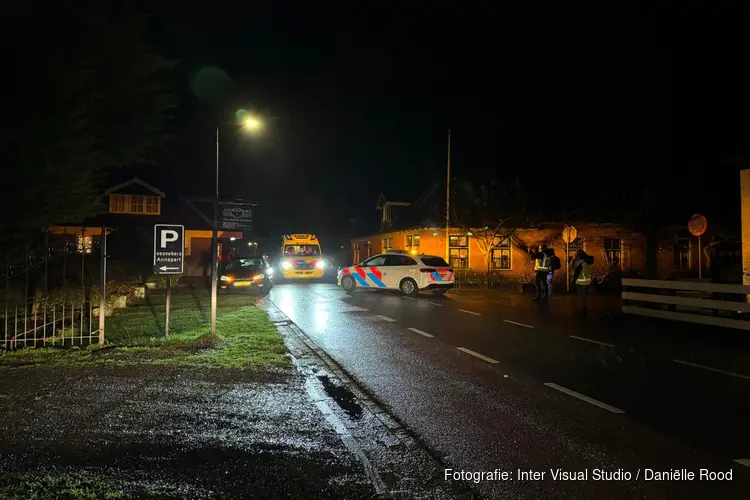 Voetganger lichtgewond bij aanrijding in Schellinkhout