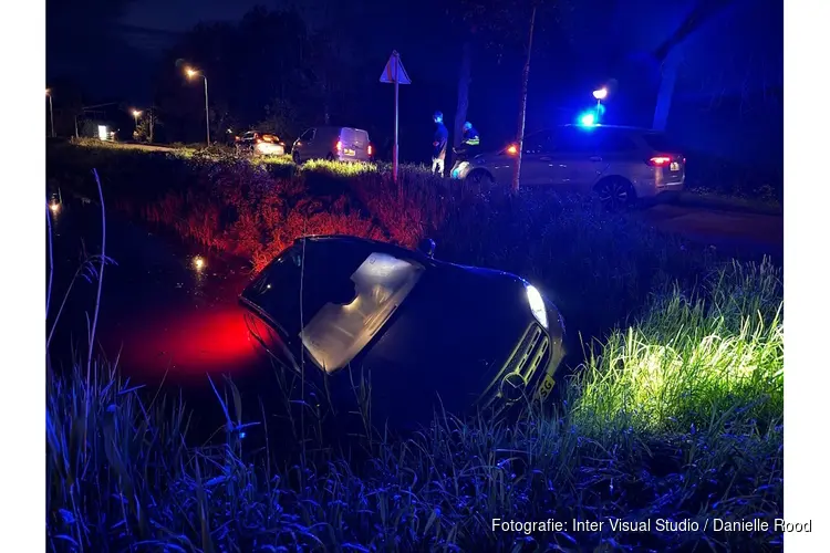 Auto in de sloot in Oosterblokker