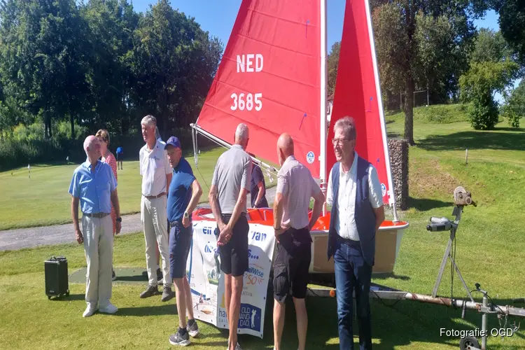 Golfende grootvaders schenken zeilboot aan kinderen met een beperking