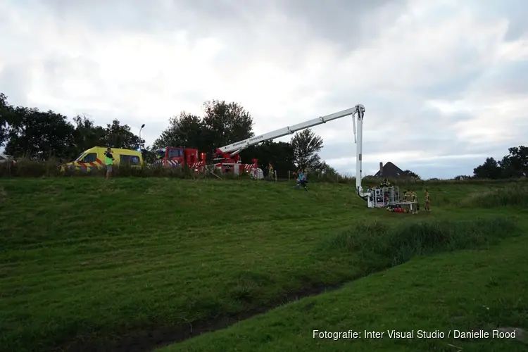 Motorrijder rijdt van dijk in Venhuizen