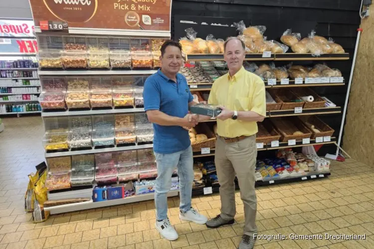 Wethouder Idso Brouwer bezoekt nieuwe Poolse delicatessewinkel Bociek