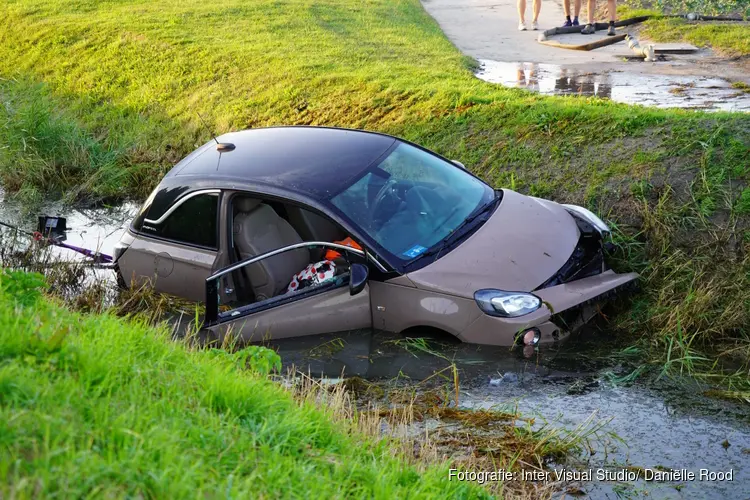 Auto te water langs N505, automobiliste gewond