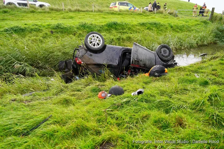 Auto te water in Venhuizen: bestuurder heeft engeltje op schouder