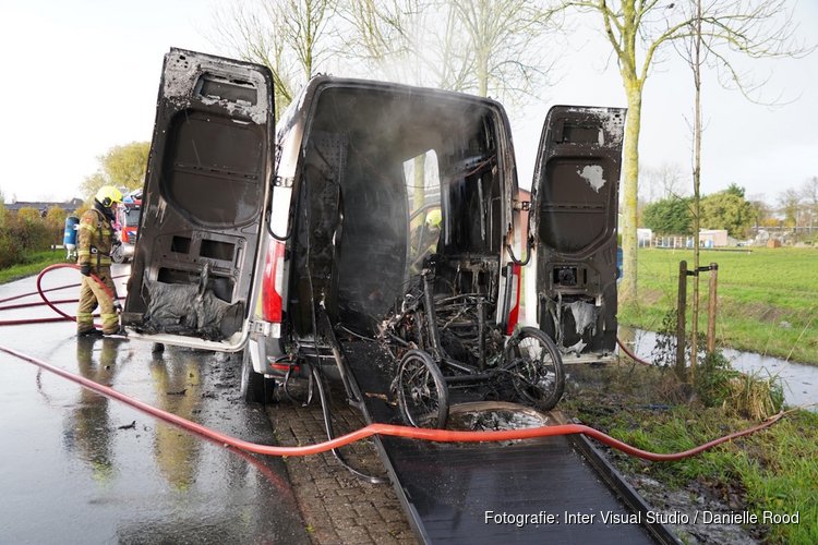 Bestelbus in brand op Houterweg in Hoogkarspel