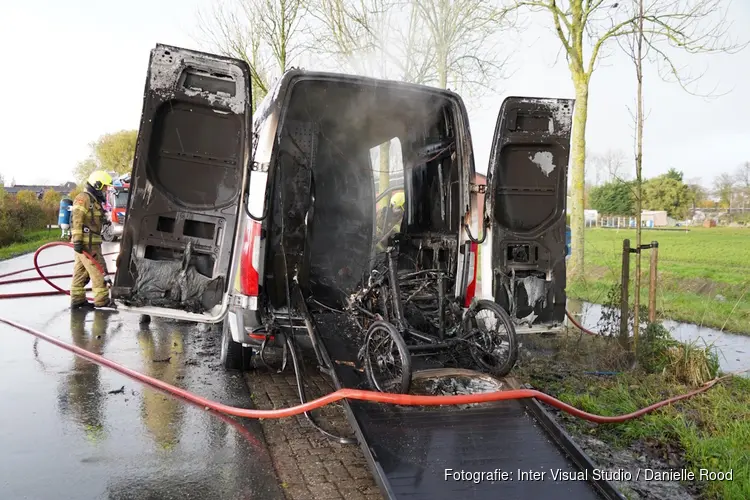 Bestelbus in brand op Houterweg in Hoogkarspel