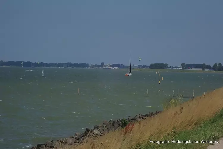 Surfer in problemen door lek kitezeil