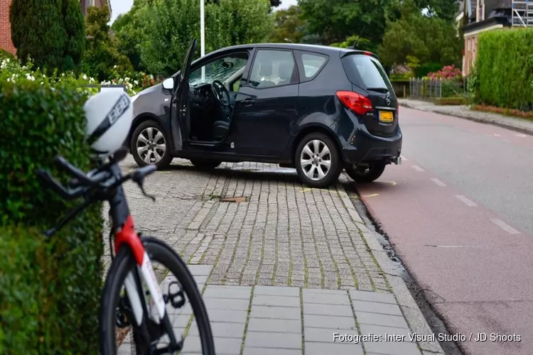 Wielrenner zwaargewond door aanrijding in Oosterblokker