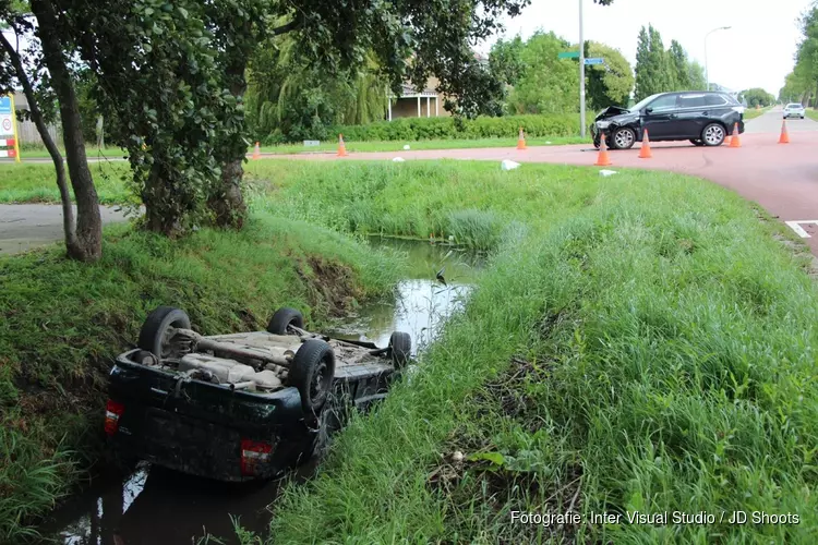 Auto op de kop de sloot in na aanrijding