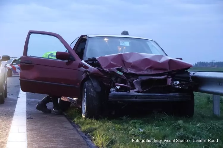 Auto tegen vangrail op Westfrisiaweg