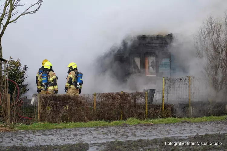 Middelgrote brand legt vakantiehuisje in as in Venhuizen