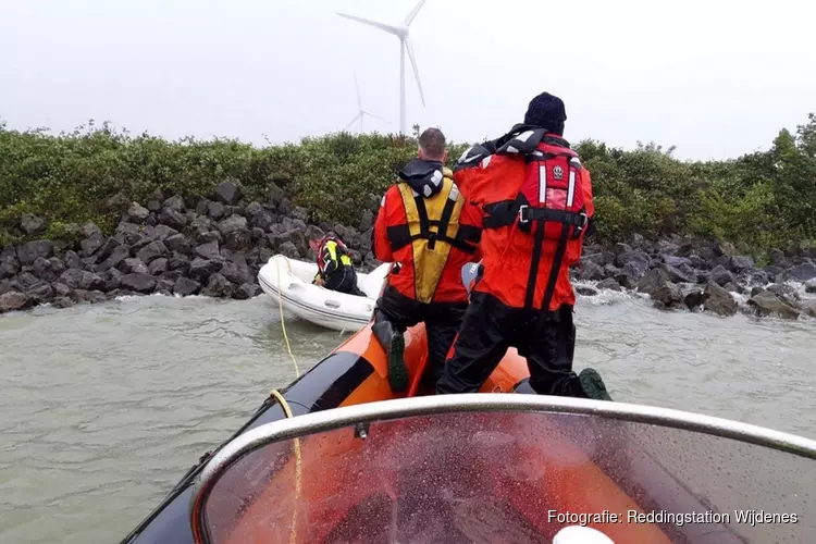 Reddingboot Wijdenes uitgevaren voor verloren bijboot