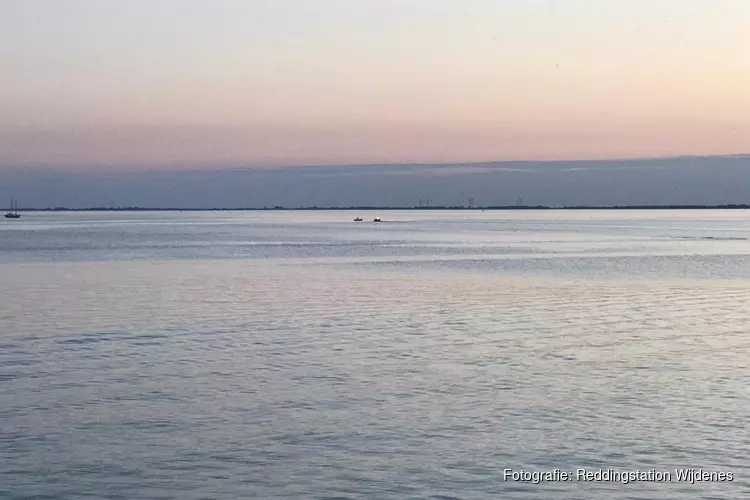 Tiener zwemt twee kilometer naar de wal om hulp te halen