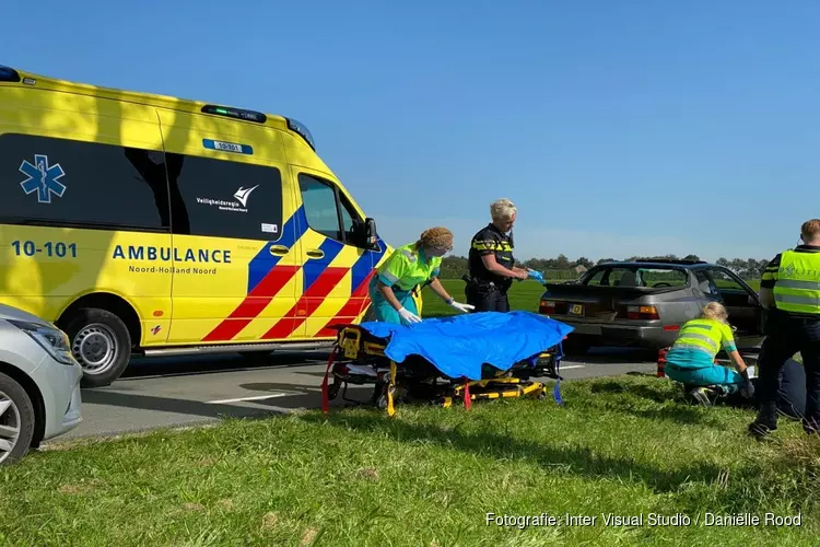 Fietser rijdt achterop auto in Wijdenes