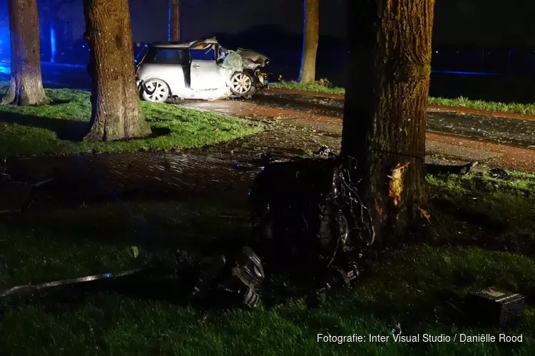 Bestuurder knalt met auto tegen boom in Westwoud, motor uit auto gevlogen