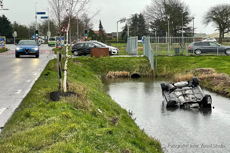 Auto te water in Schellinkhout: getuigen schieten te hulp