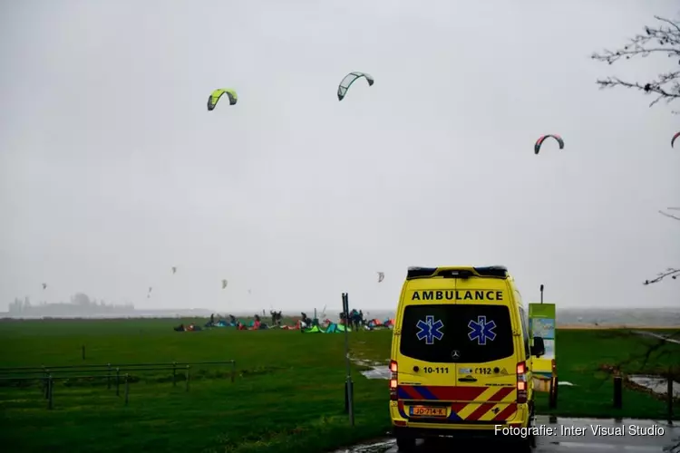 Kitesurfer hard ten val in Schellinkhout