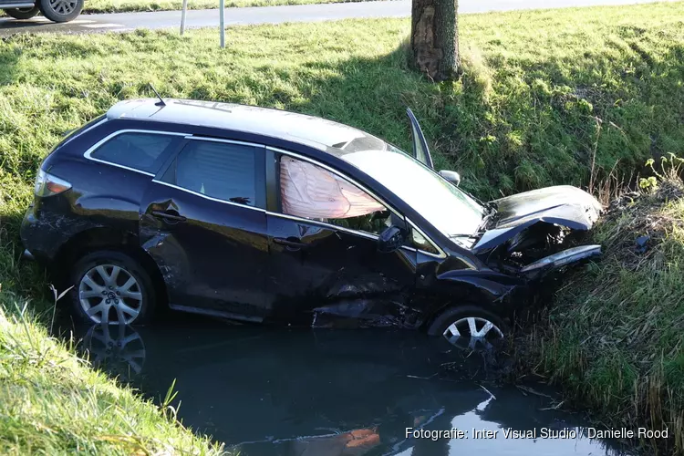 Auto te water na botsing in Venhuizen