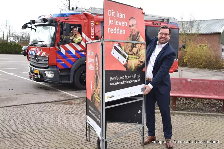 Burgemeester Pijl plakt posters: project voor veilig wonen van start in Drechterland