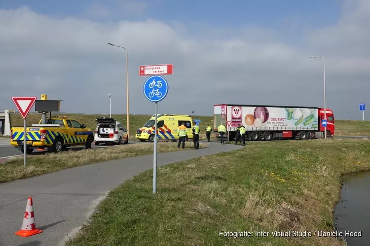 Fietser aangereden door vrachtwagen in Westwoud