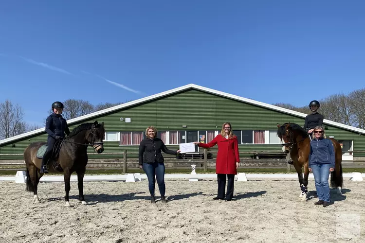 Cheque voor 50-jarig bestaan Paardensportvereniging OWF