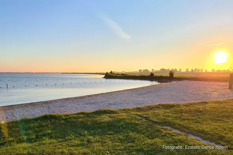 Dansen bij zonsondergang op het strand van Schellinkhout