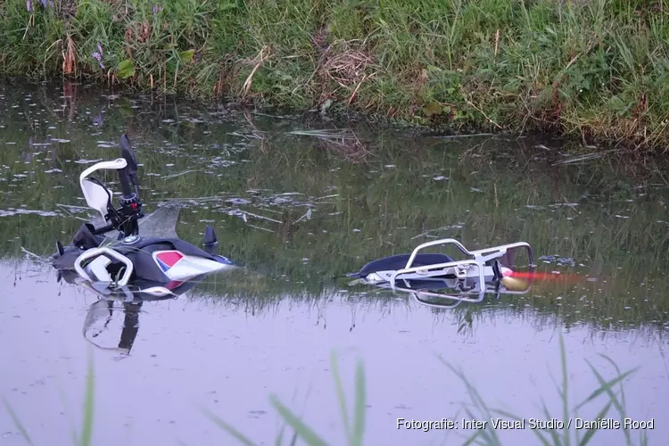 Motorrijder te water geraakt bij Venhuizen