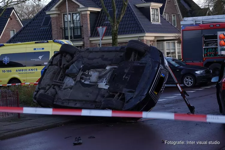 Auto op de zijkant na ongeval in Hoogkarspel