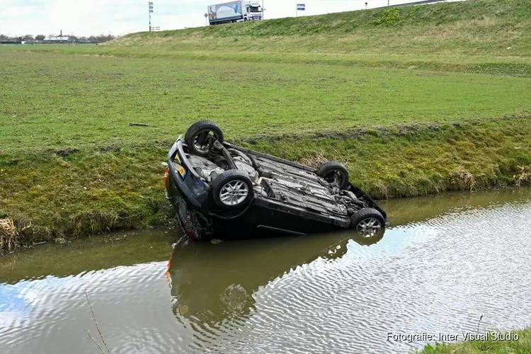 Auto te water in Hoogkarspel, één gewonde