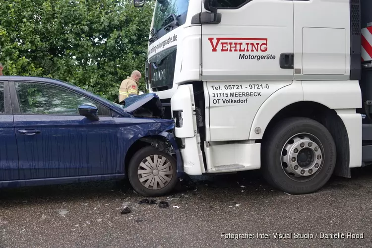 Frontale botsing tussen auto en vrachtauto in Hem