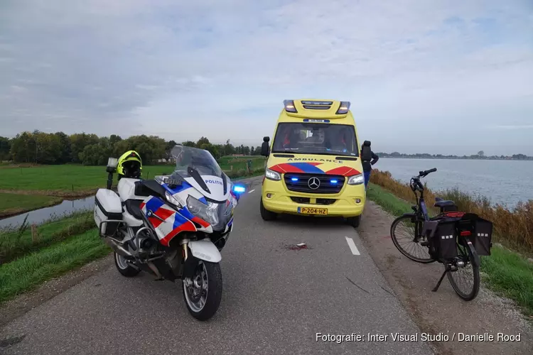 Fietser ten val door inhaalactie in Venhuizen