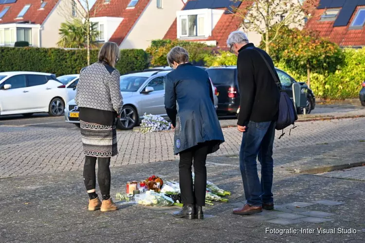 Eerste bloemen bij school Oscar Romero na overlijden slachtoffer (14) steekincident