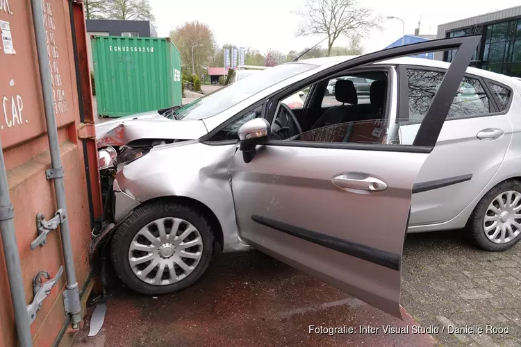 Onwel geworden automobilist rijdt tegen container